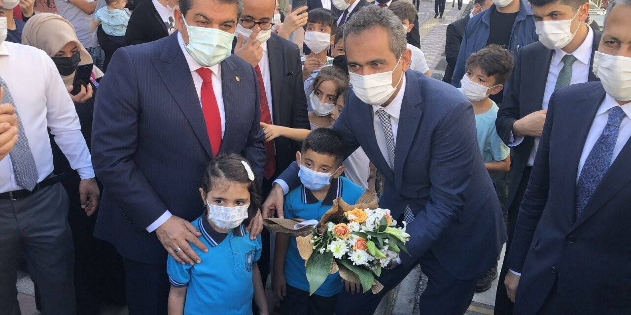 Bakan Özer mavi kapaklarla alınan tekerlekli sandalyeyi öğrenciye hediye etti