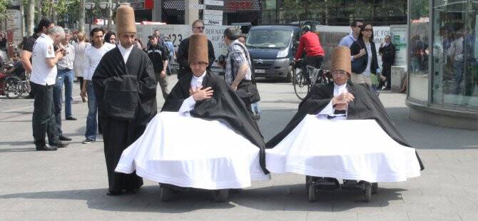 Almanya'da bedensel engellilerden sema gösterisi