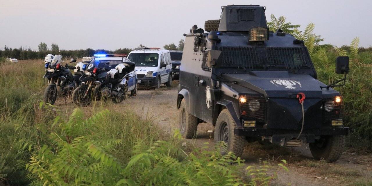 Devriye gezen polislere silahlı saldırı düzenleyen şüpheliler tarlada yakalandı