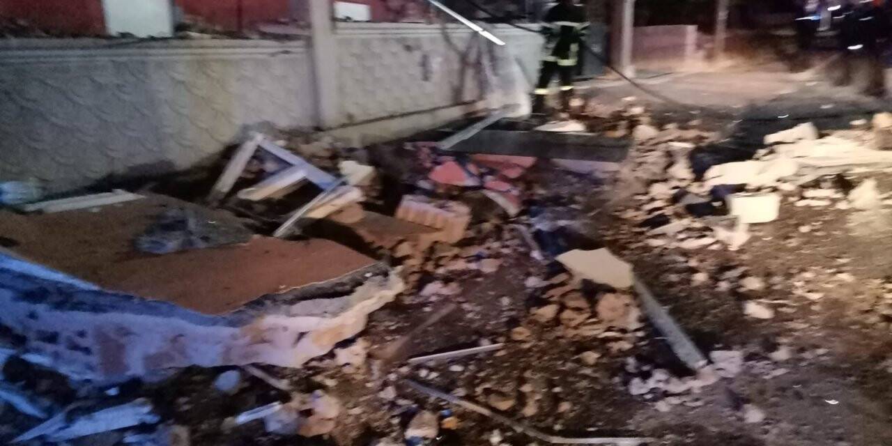 Doğalgaz patlaması 2 katlı binayı harabeye çevirdi: 2’si ağır 5 yaralı