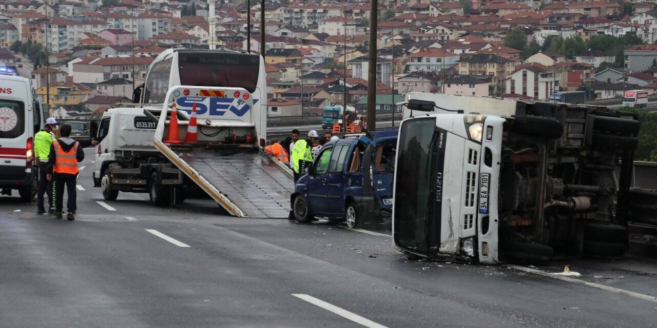 9 araç birbirine girdi, İstanbul istikameti trafiğe kapandı: 4 yaralı