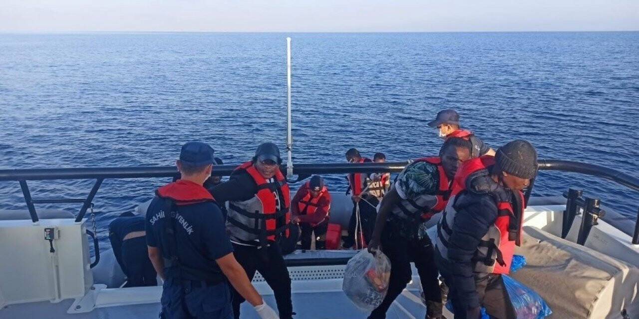 Yunan askerinin Türk karasularına ittiği 16 göçmen kurtarıldı