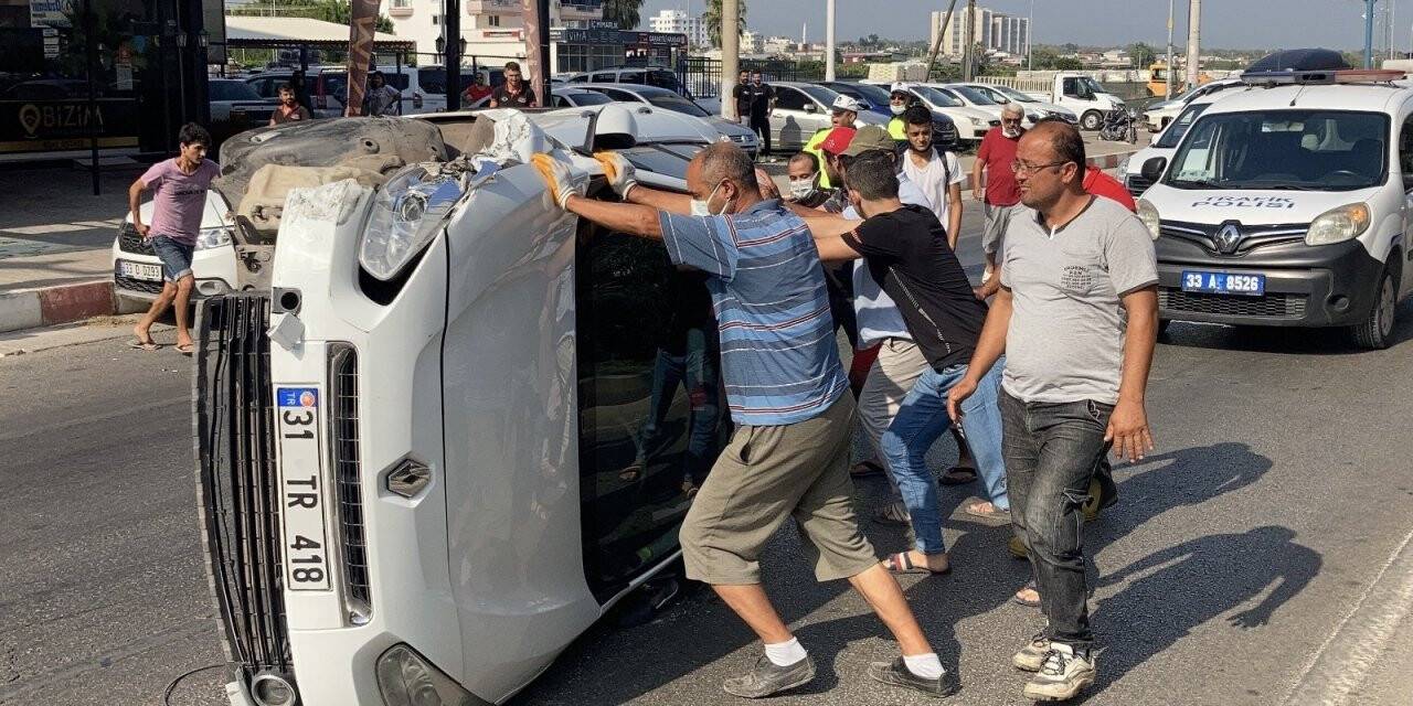 Park halindeki araca çarpan otomobil devrildi, vatandaşlar düzeltti