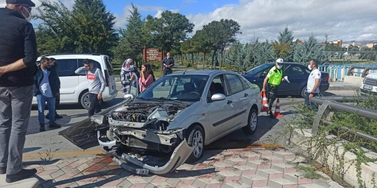 Refüje çarpan otomobil hurdaya döndü: 2 yaralı