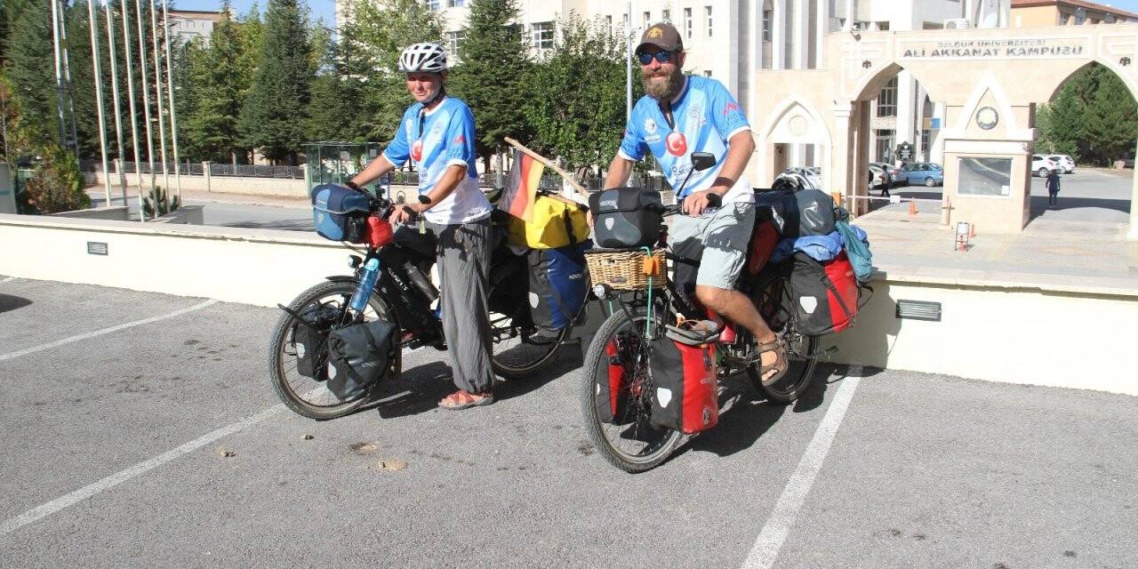 Asya turuna çıkan bisiklet tutkunu Alman sağlıkçı çift Konya’da