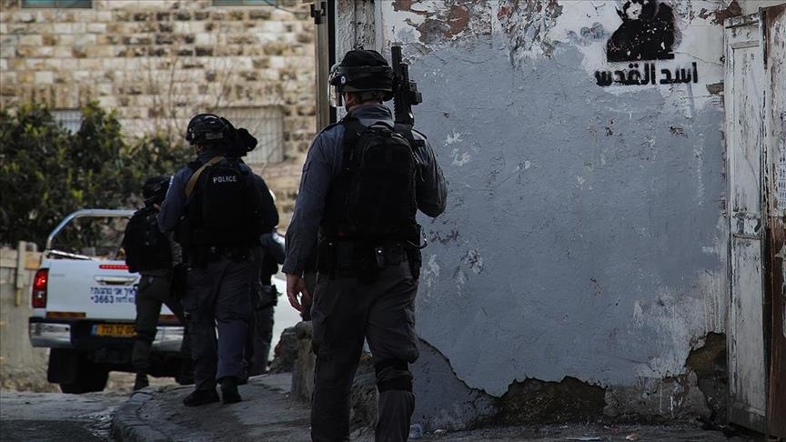 İsrail polisi Kudüs'te bir Filistinliyi yaraladıktan sonra gözaltına aldı