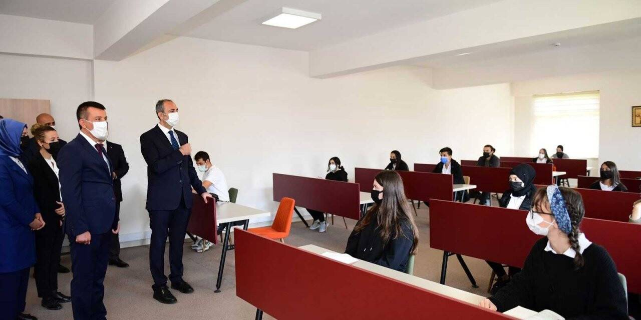 Bakan Gül öğrencilerle buluştu