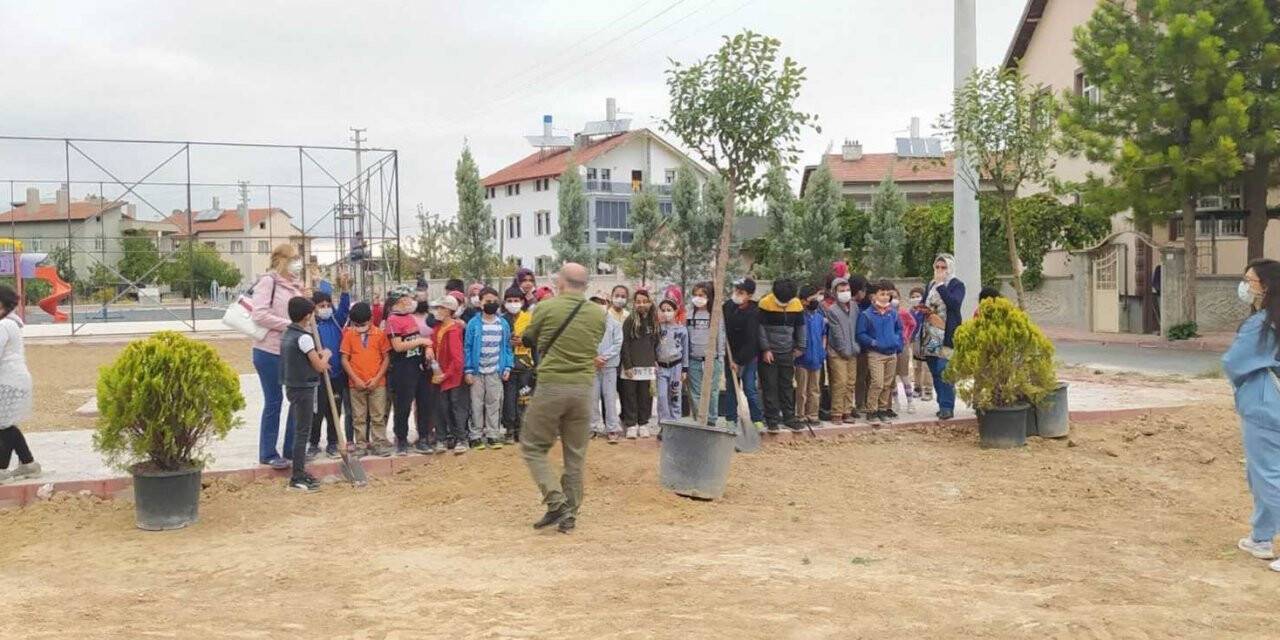 Karatay Belediyesi ve öğrencilerden fidan dikim etkinliği