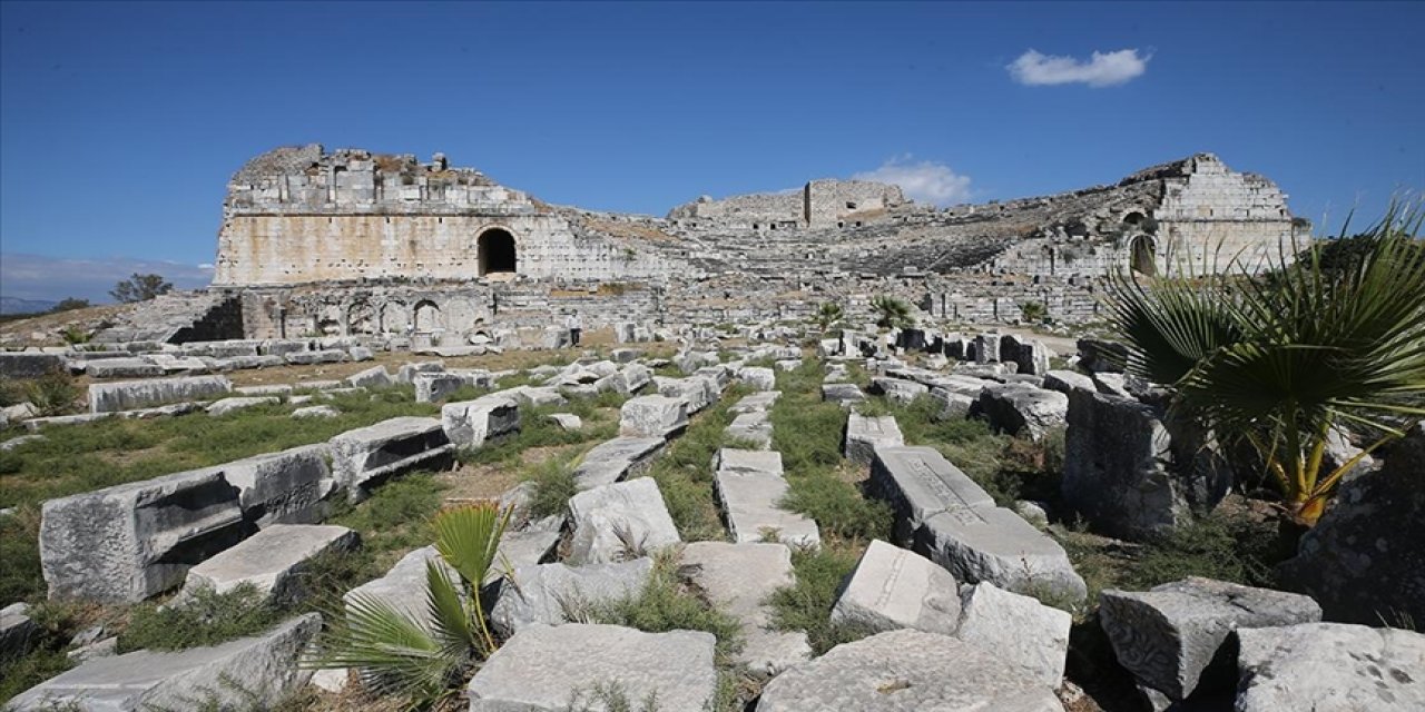 Antik kentte 2 bin 400 yıllık iki eve ulaşıldı
