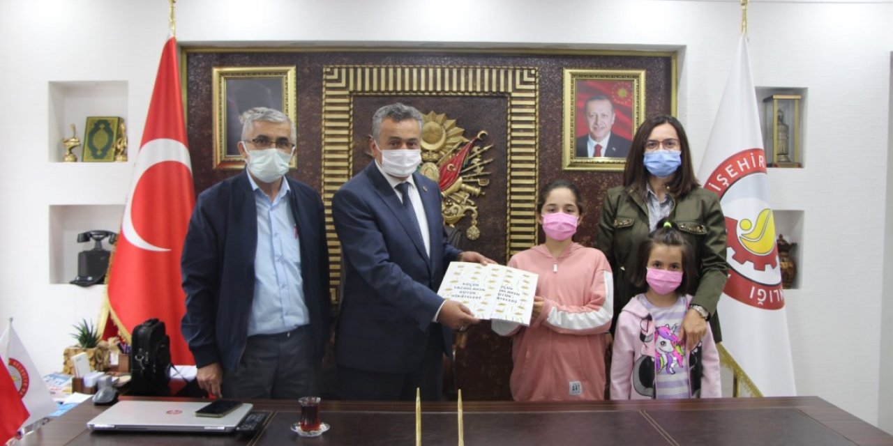 Seydişehir'de küçük yazar Başkan Tutal'a kitabını hediye etti
