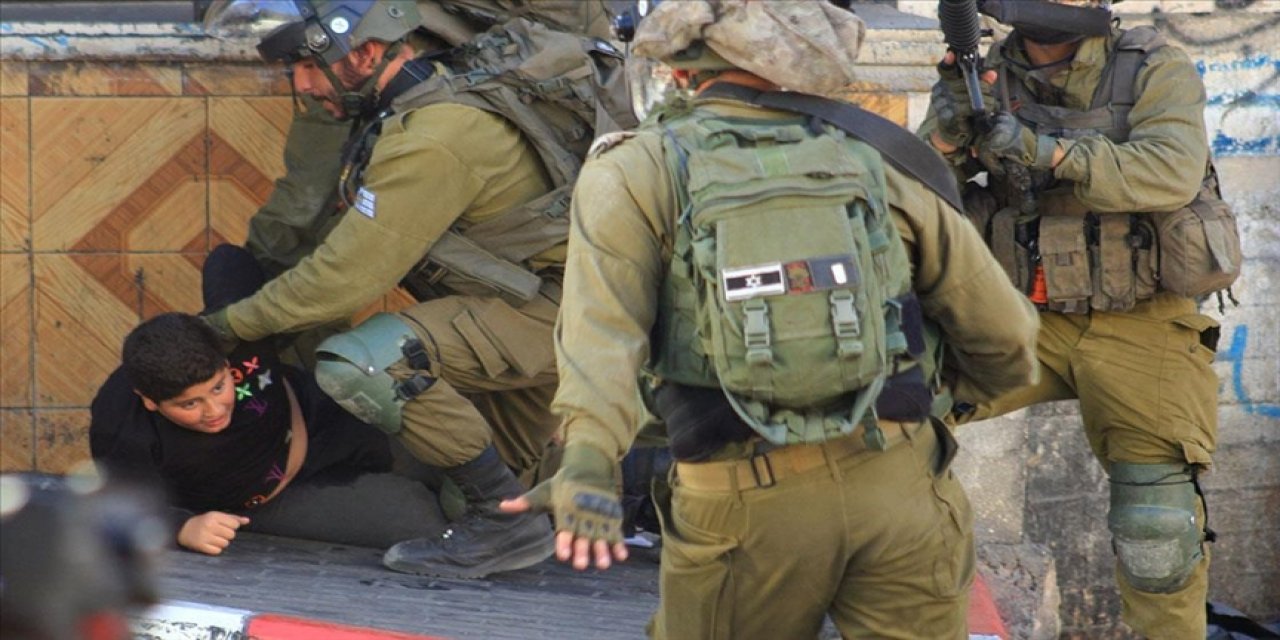 İşgalci terörist İsrail bu kadar da korkak ve namert! 10 yaşındaki çocuğun üzerine 4 asker çullandı!