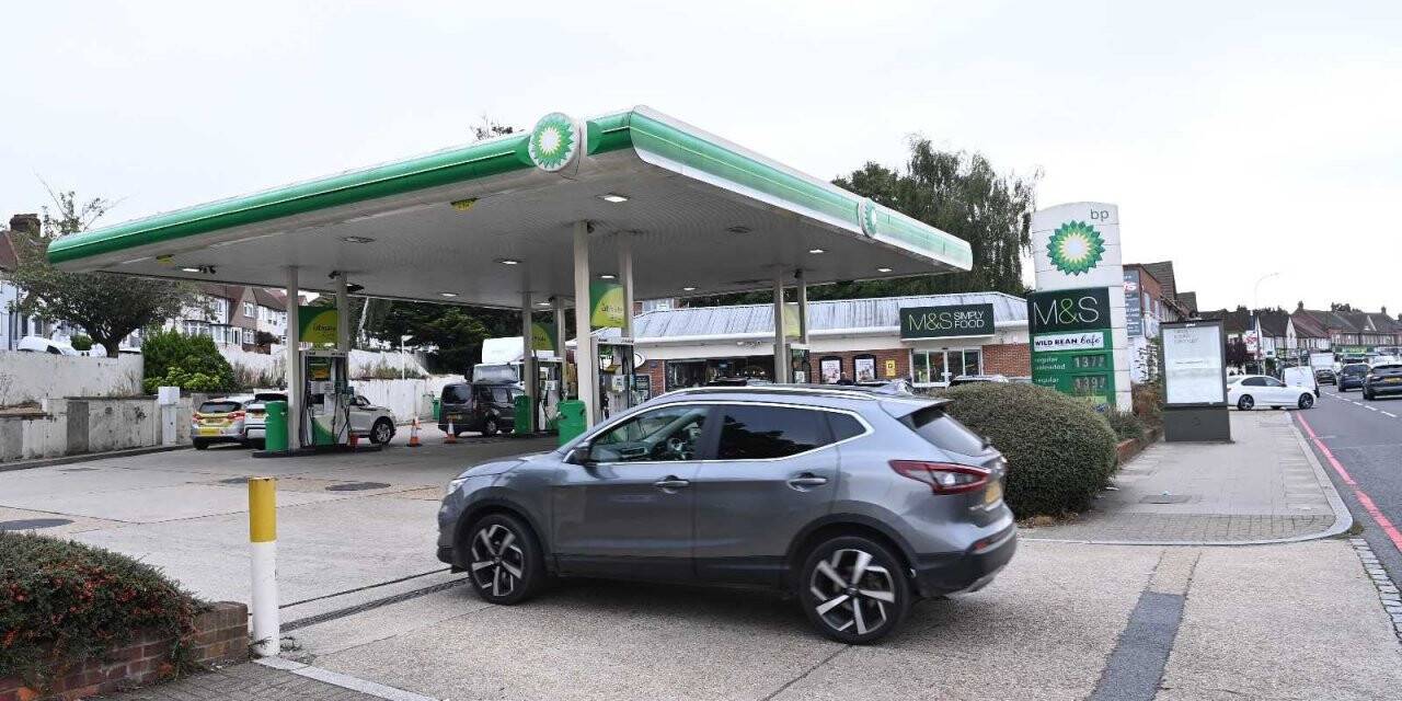 İngiltere’de benzin krizi: Nakliye aracı sürücüleri petrol istasyonlarına akın etti
