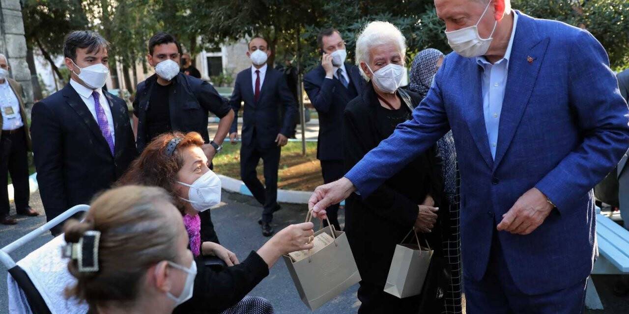Cumhurbaşkanı Erdoğan, Darülaceze sakinlerine radyo hediye etti