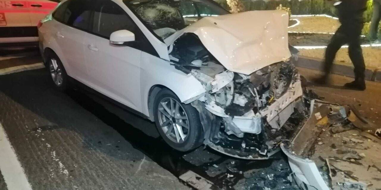 Alkollü sürücü kırmızı ışıkta bekleyen tıra çarptı