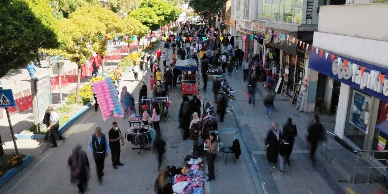 Caddeyi açık hava alışveriş merkezine dönüştürdüler
