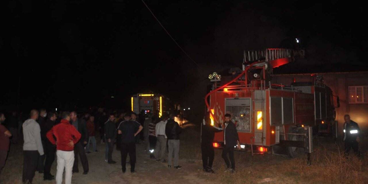Çatı yangını korkuttu, mahalleli seferber oldu