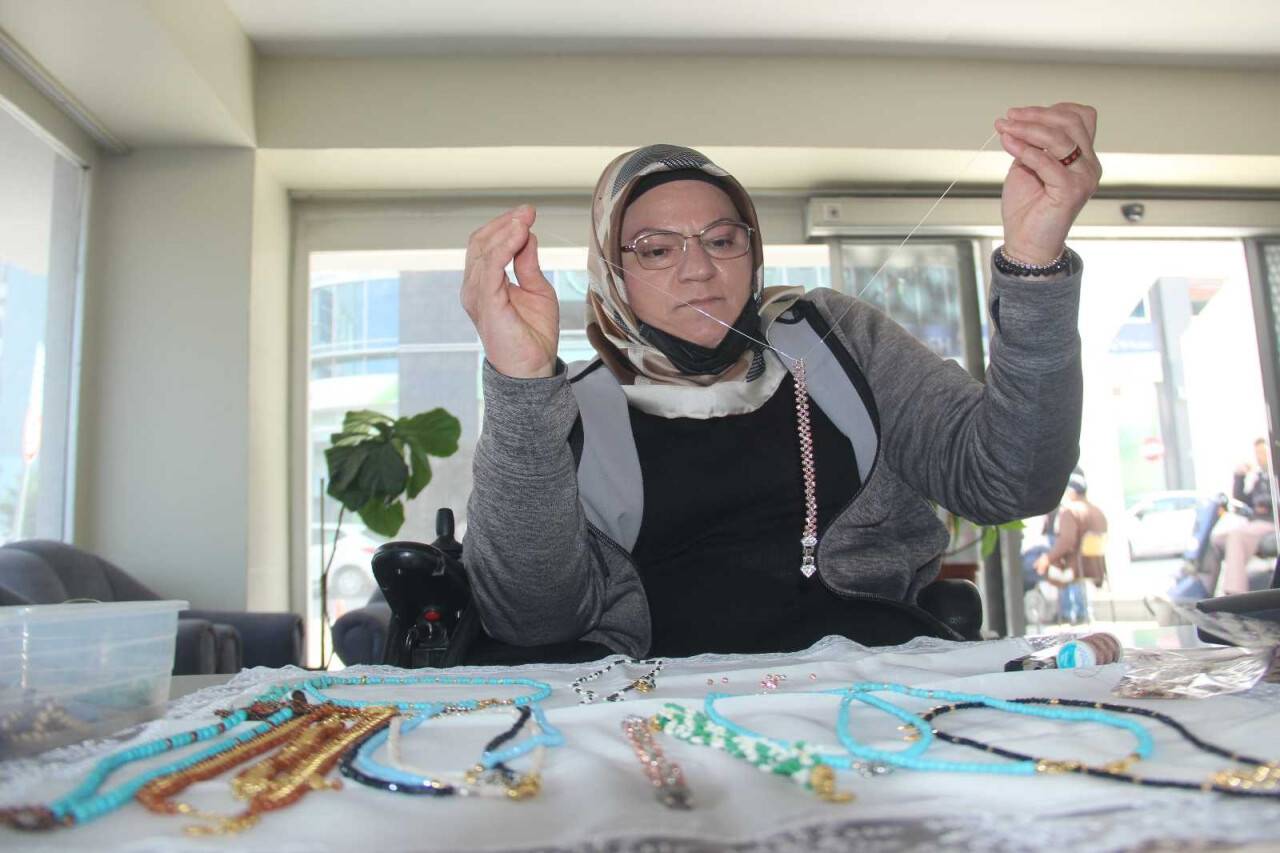 Engelini aştı, ürettiği takıları yurt dışına gönderiyor