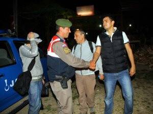 Yamaçta mahsur kalan 3 kişiyi AKUT kurtardı
