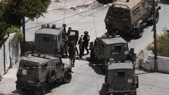 İsrail askerleri, Batı Şeria'daki gösterilerde 2 Filistinliyi gözaltına aldı