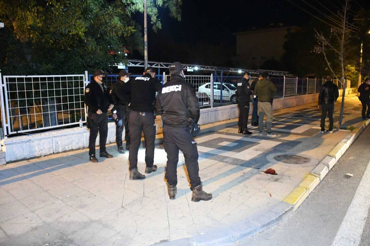 Araç içerisinden ateş açıp arkadaşını vurdu