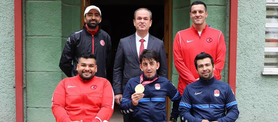 Milli tenisçilerden Şahin’e ziyaret