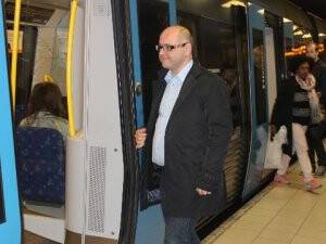 Parlamentoya Metro ile Giden Türk Asıllı Milletvekili