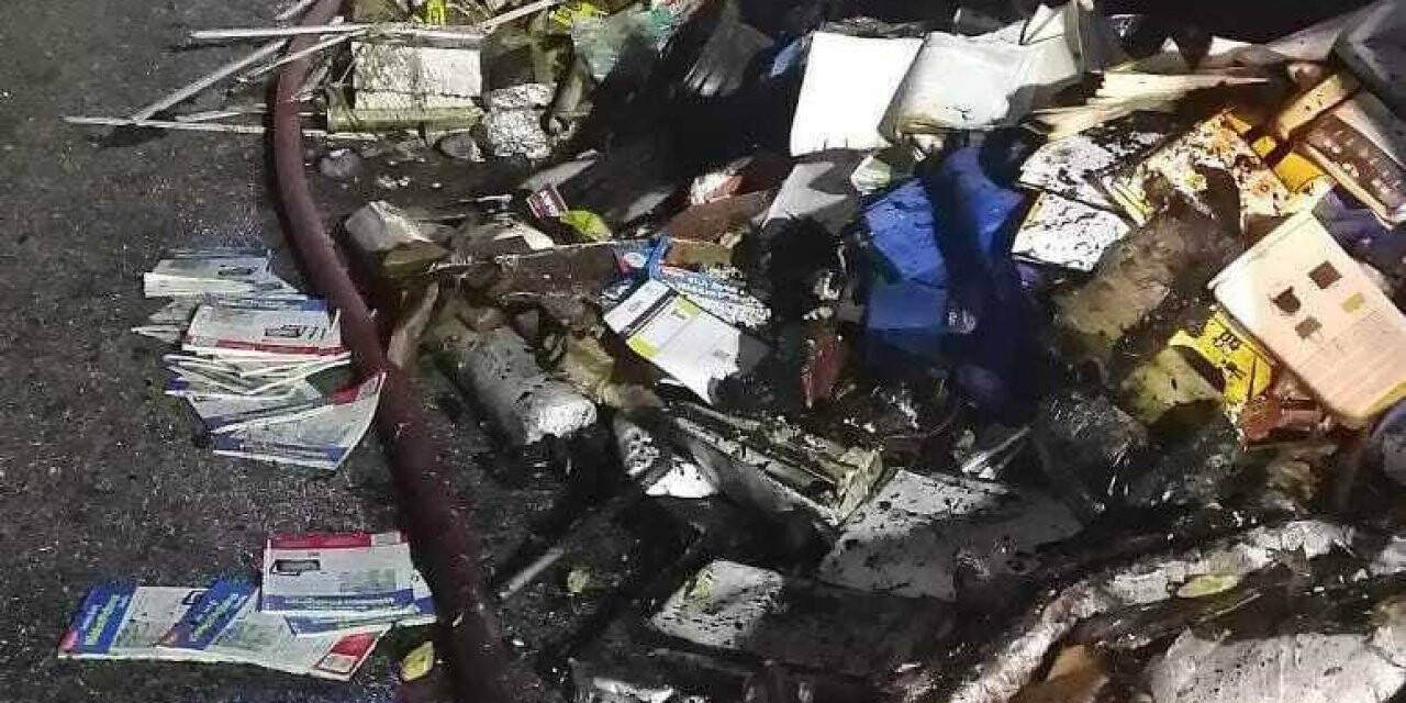 Kargo taşıyan kamyon alev alev yandı, içindekiler kullanılamaz hale geldi