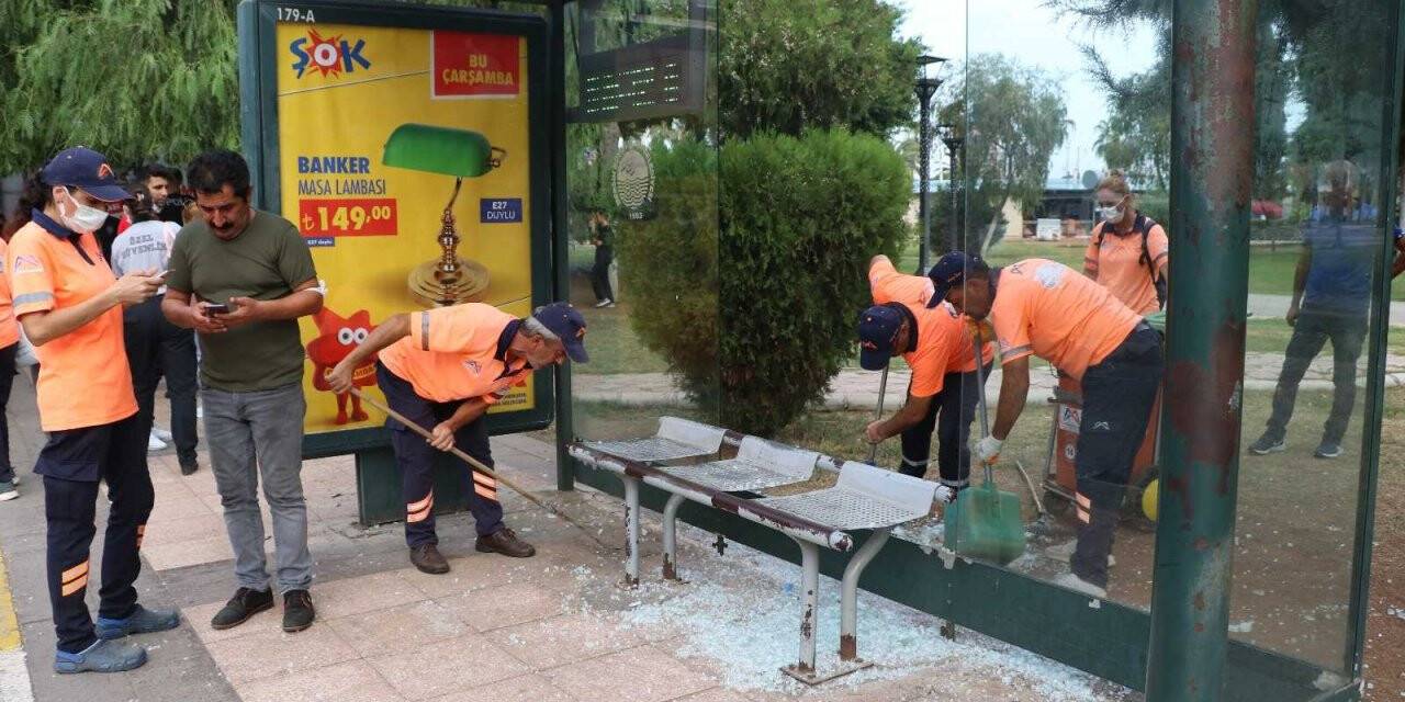 Sinir krizi geçiren kadın otobüs durağına saldırdı