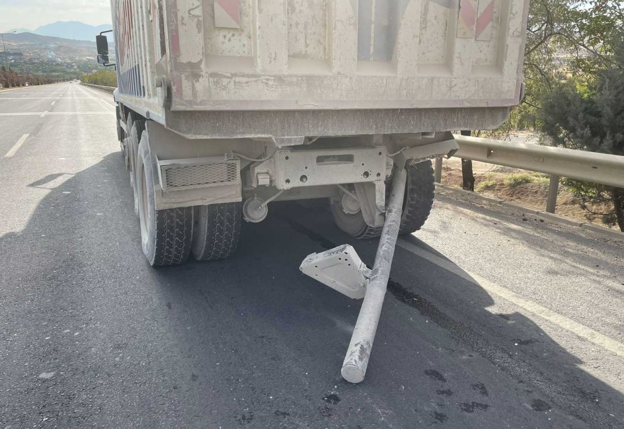 Elazığ’da otomobil kamyona çarptı: 1 yaralı