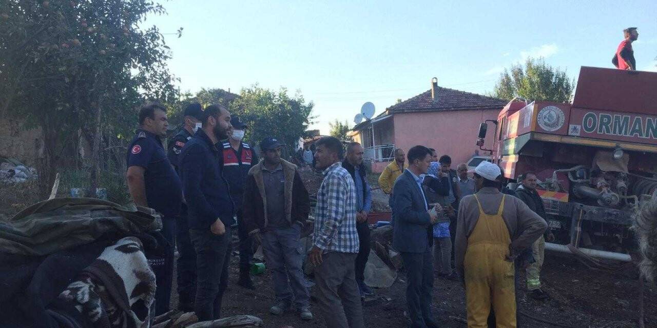 Ev çıkan yangında küle döndü
