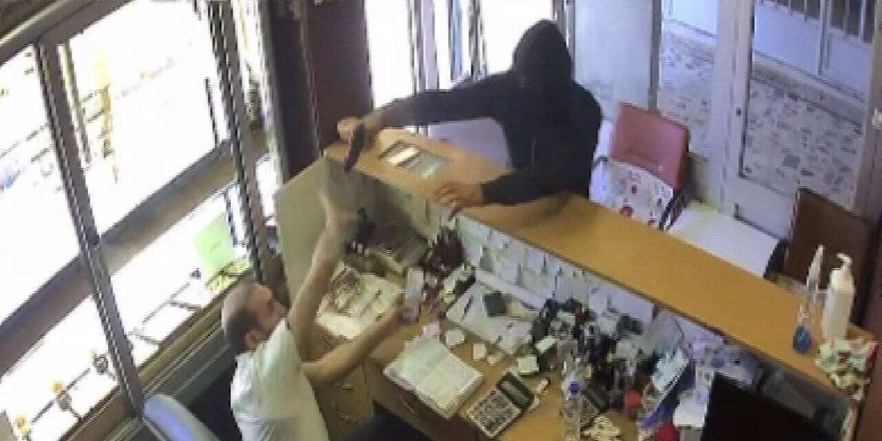 Silahlı kuyumcu soygunu kamerada