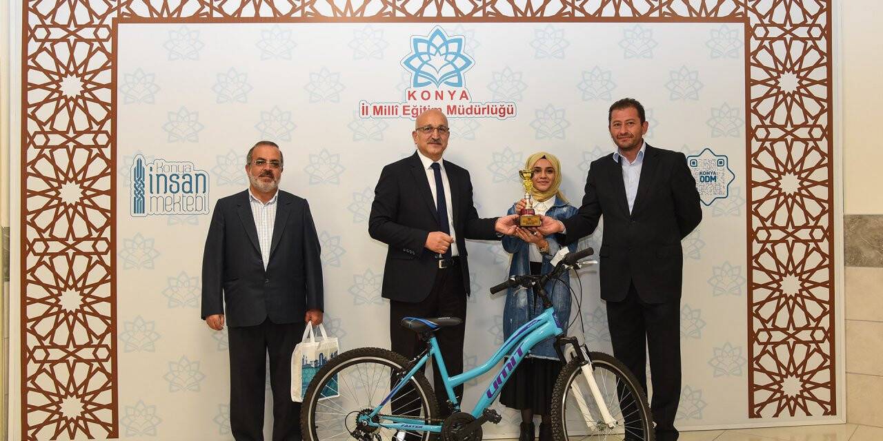 ‘Safahat’tan Şiir Okuma Yarışması’nda ödüller verildi