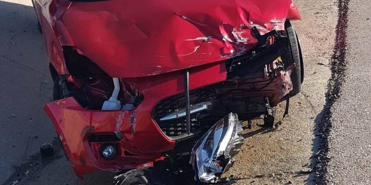 Konya'da otomobil bariyerlere çarptı: 1 yaralı