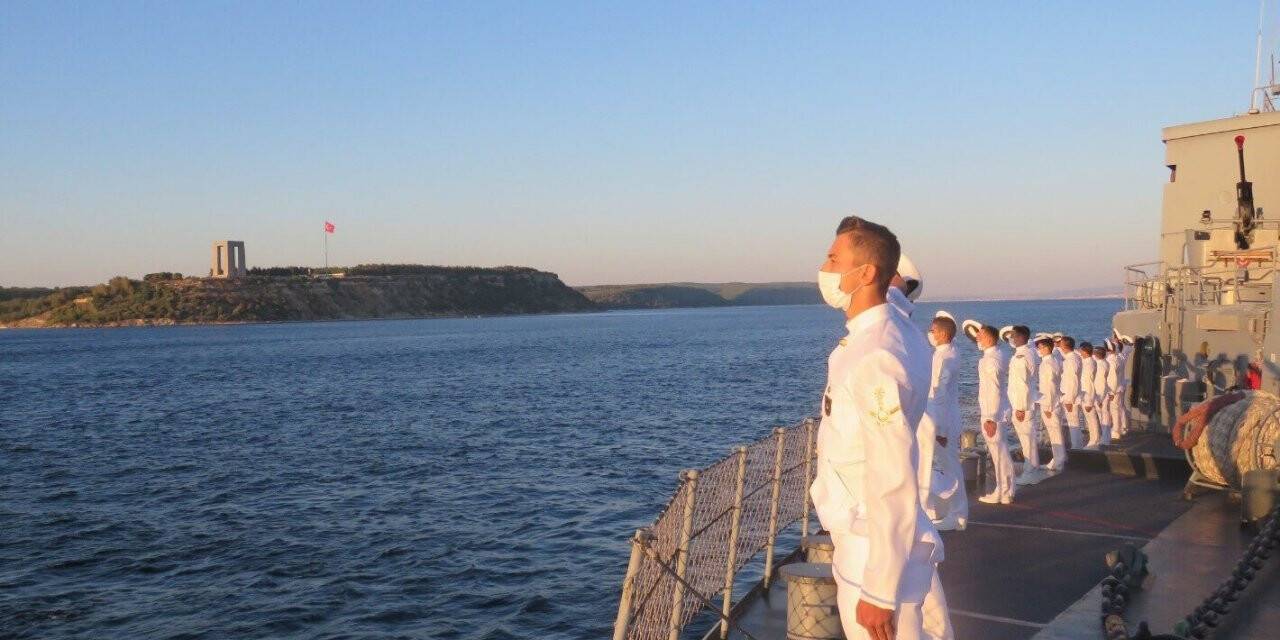 Genç Bahriyeliler, açık deniz eğitimlerinde Çanakkale Şehitler Abidesi’ni selamladı