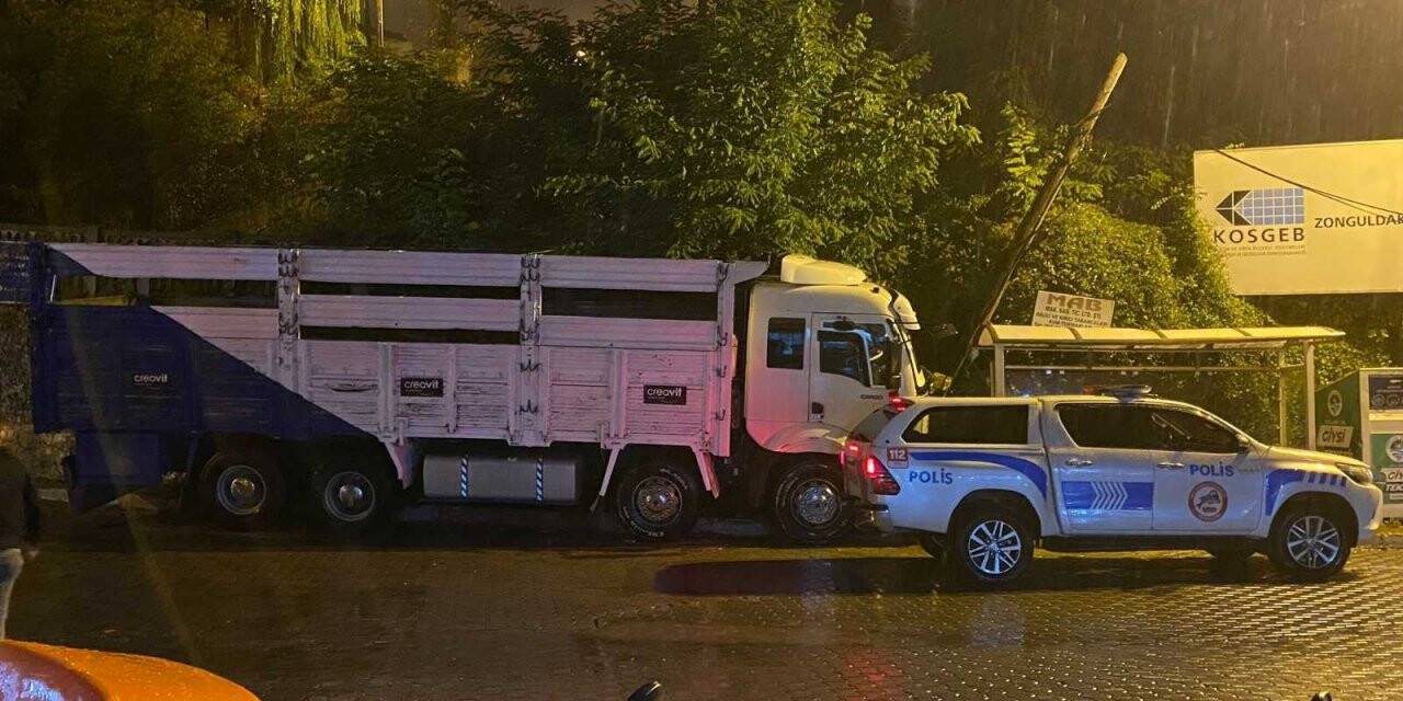 Kamyonet yolcu durağına çarptı, faciadan dönüldü