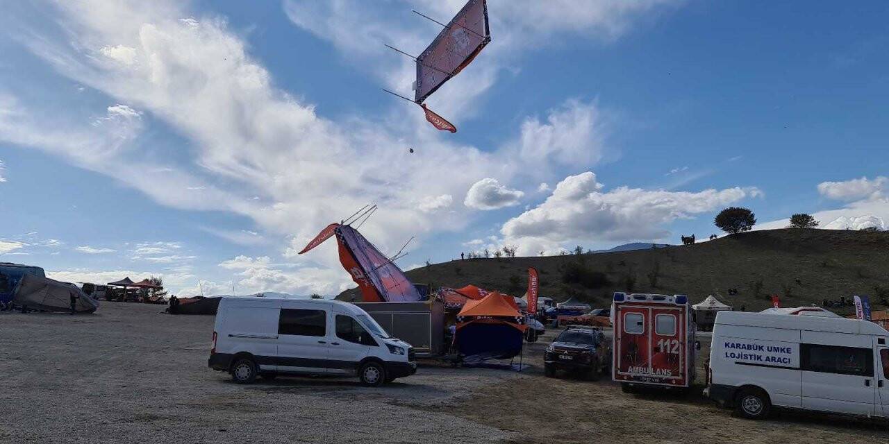 Off-Road yarışları sırasında oluşan hortum çadırları uçurdu