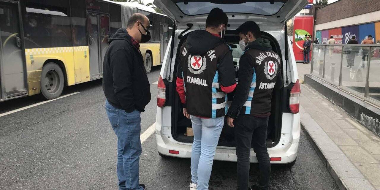 Kurallara uymayan taksiciler turist kılığındaki polise yakalandı