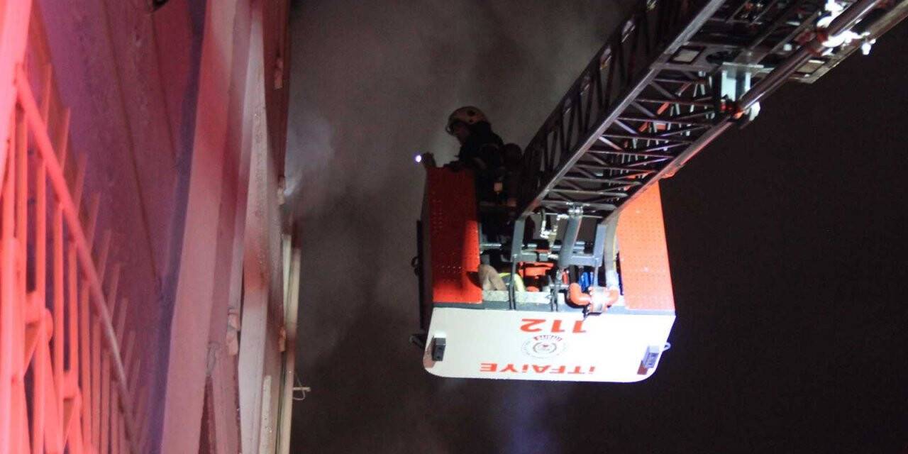 Çakmak gazı patladı, ev yandı: 2 yaralı