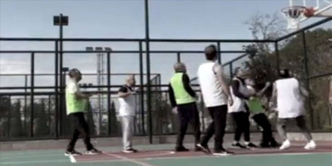 Cumhurbaşkanlığı İletişim Başkanı Altun, Cumhurbaşkanı Erdoğan'ın basketbol oynadığı görüntüleri paylaştı