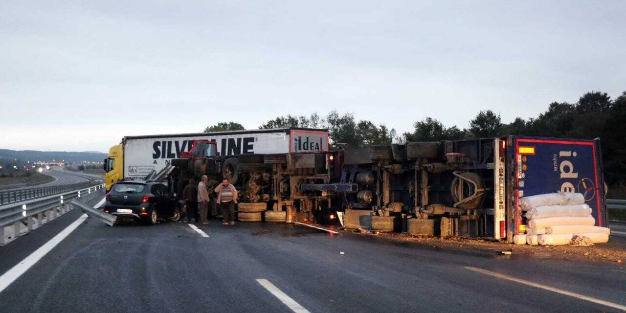 Kuzey Marmara’da devrilen kamyon 4 şeridi de ulaşıma kapattı