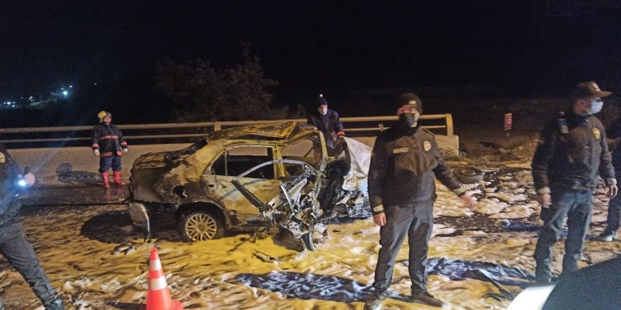 Üst geçidin ayağına çarpıp yanan otomobilin sürücüsü hayatını kaybetti