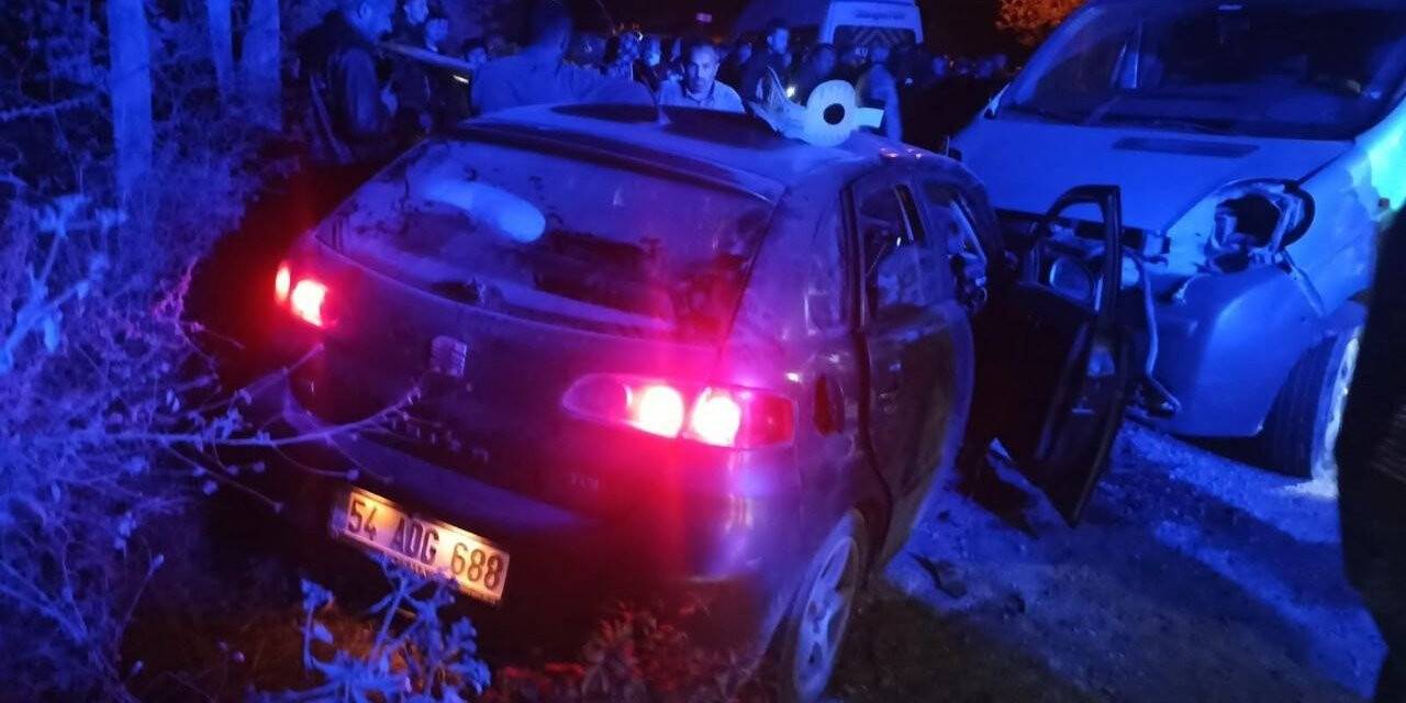 Minibüs ile otomobil kafa kafaya çarpıştı: 6 yaralı