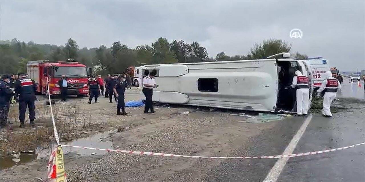 Bartın'da midibüs devrildi, Belediye Başkan Yardımcısı Kömeç ve 1 kişi öldü