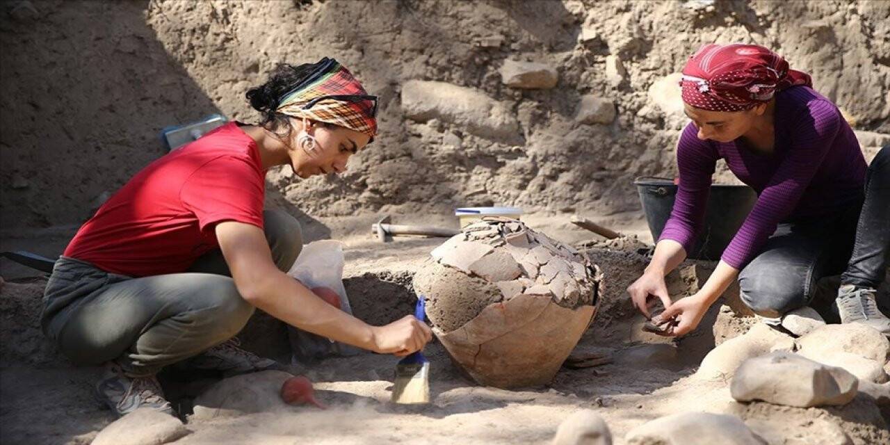 Yumuktepe Höyüğü'nde 4 bin 500 yıllık küpün yer aldığı yapı bulundu