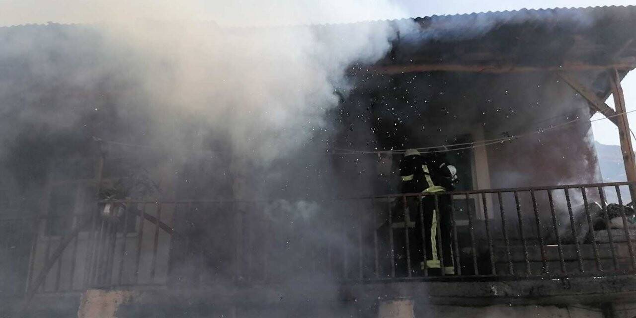Tandır evinden sıçrayan kıvılcımlar evi kül etti