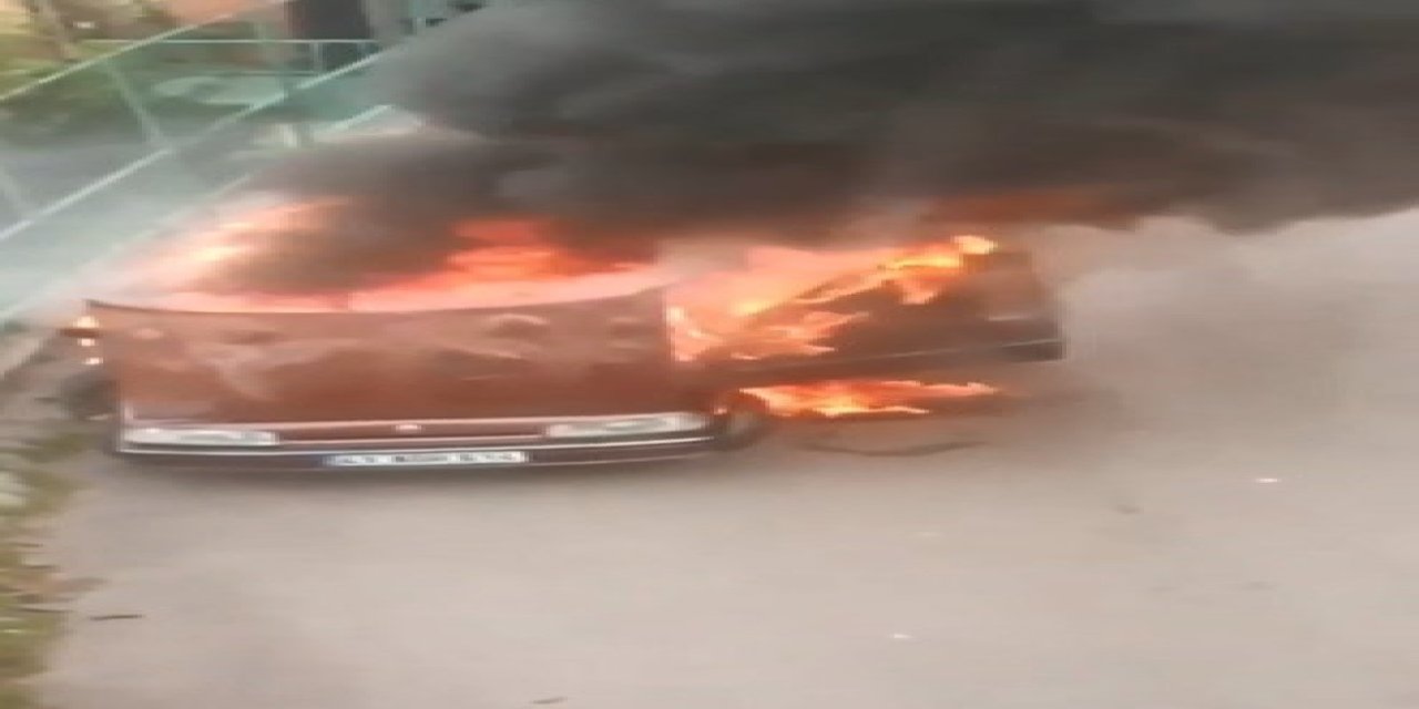 Cadde üzerindeki otomobil alev alev yandı