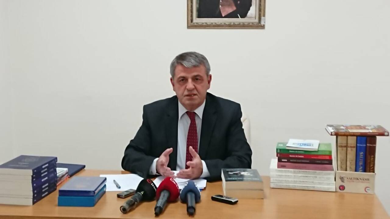 Prof. Demir: “Eldeki kaynakları kullanarak mezarın yerini tespit ettim”