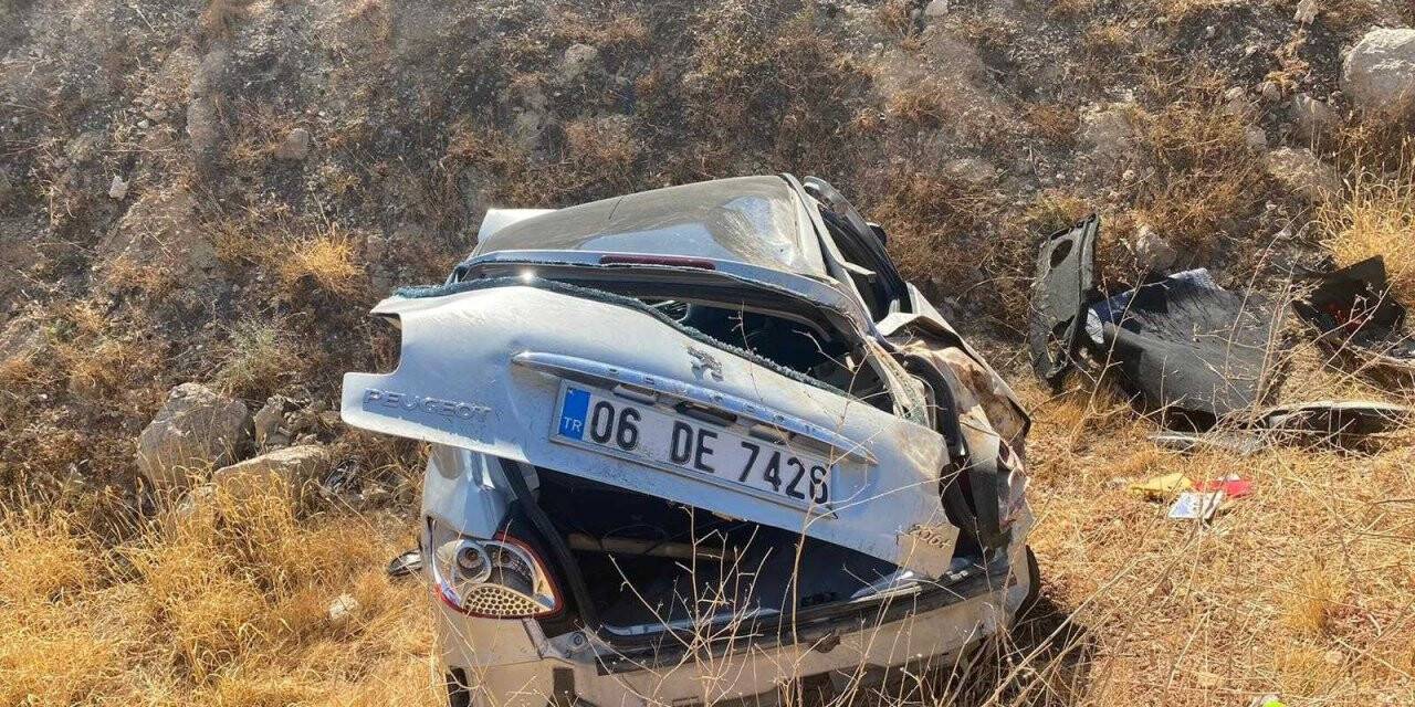 Demir bariyerlere çarpan otomobil hurdaya döndü: 3’ü ağır 4 yaralı