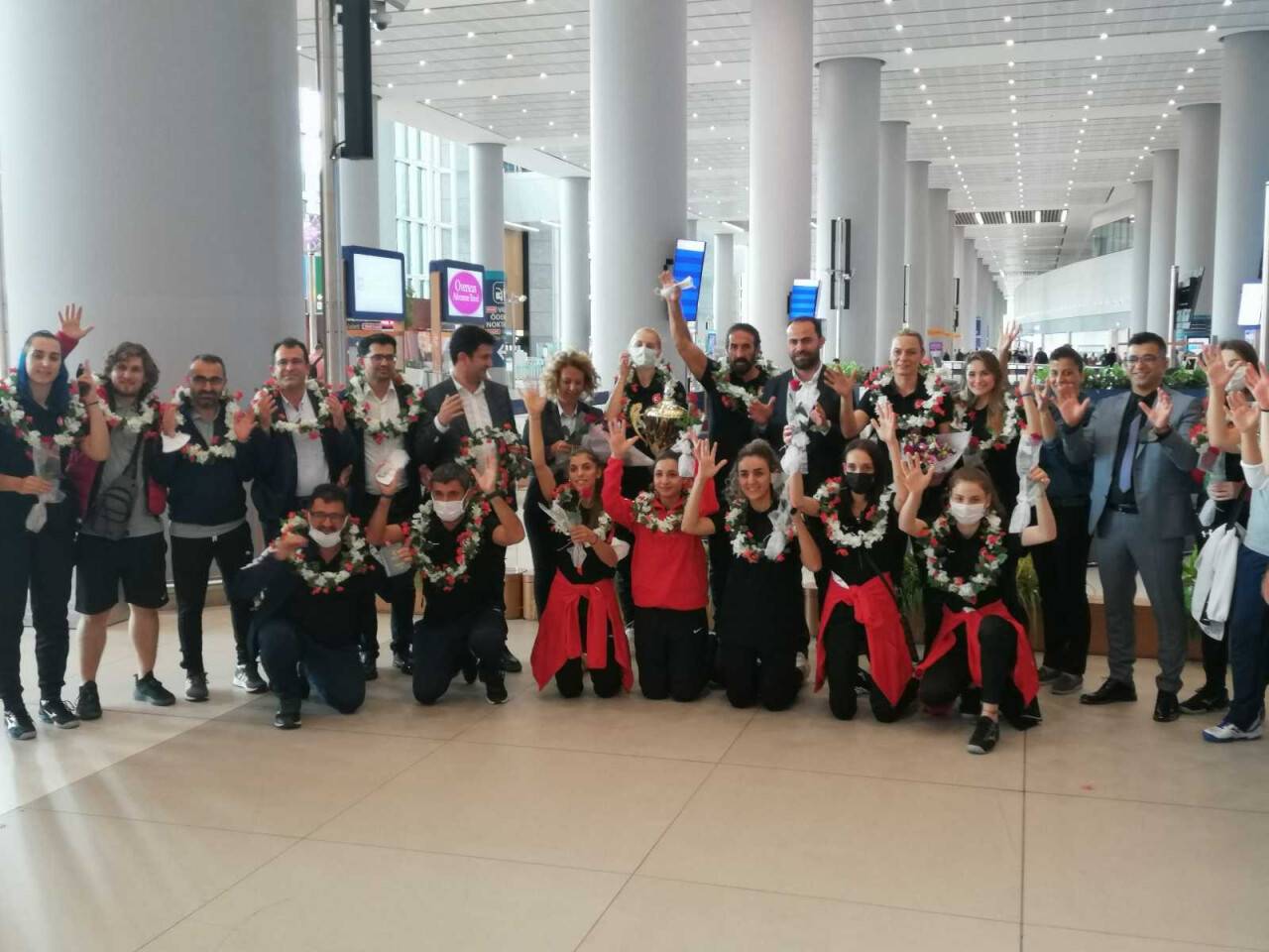 Dünya Şampiyonu işitme engelli milli voleybolcular yurda döndü