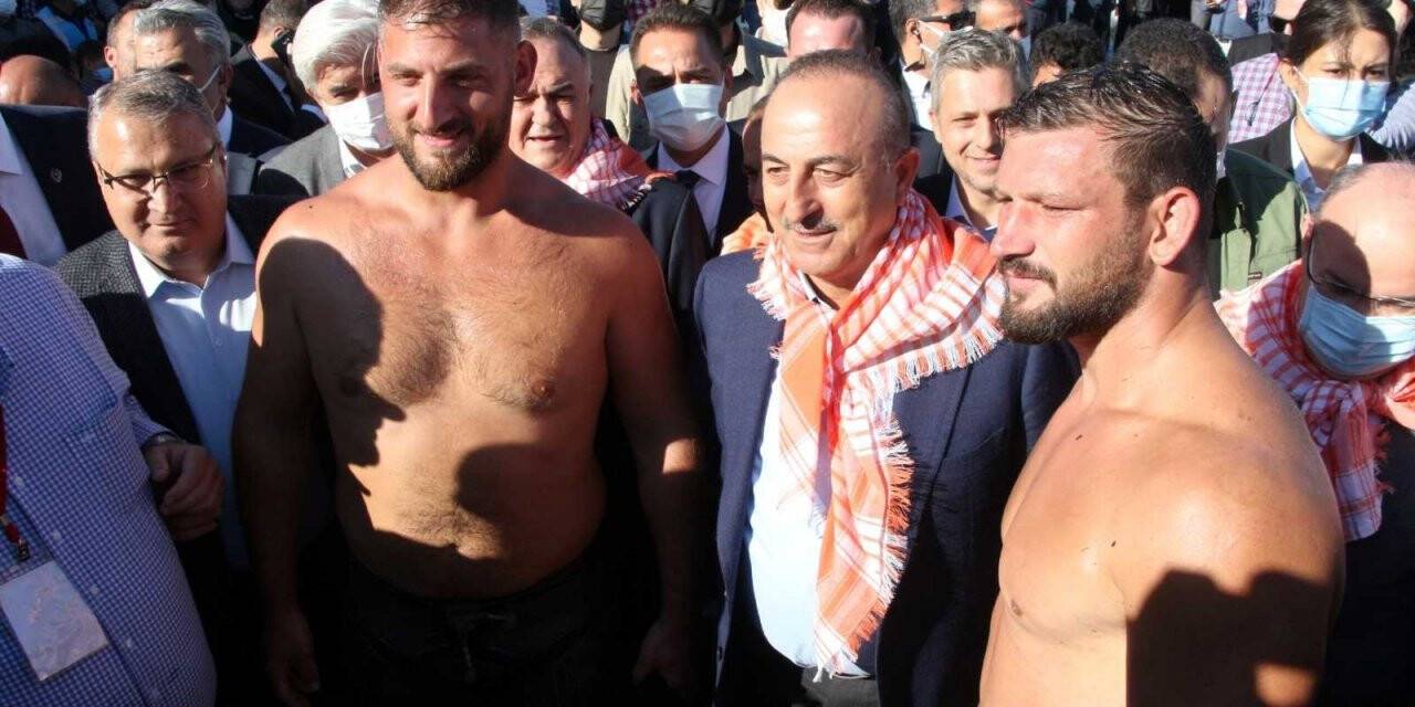 Bakan Çavuşoğlu, Manisa’da yağlı pehlivan güreşlerine katıldı